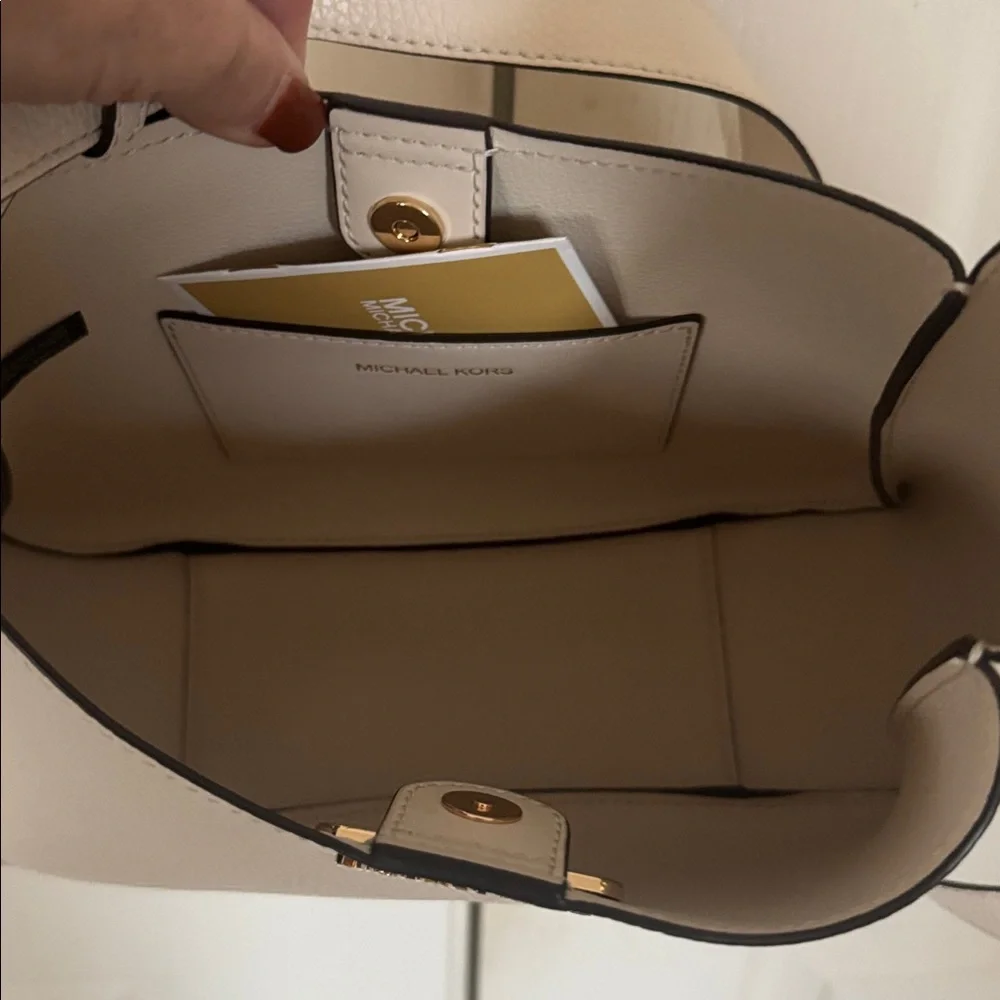 MICHAEL KORS Birch in Lt Cream Medium Pebbled Leather Messenger Bag NWT $328